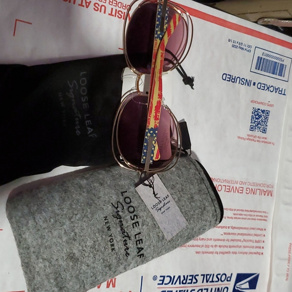 NWT Women Loose Leaf Signature sunglasses